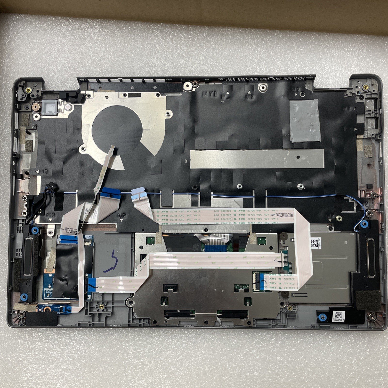 PY8TG DELL Latitude 7300 Palmrest Touchpad US Backlit Keyboard Speaker PY8TG P26 - Image 3